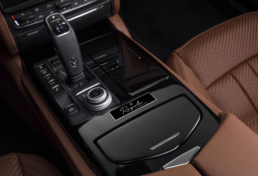 Детали интерьера Maserati Quattroporte GranLusso Royale (M156) 2020 года  (фото 4 из 13)